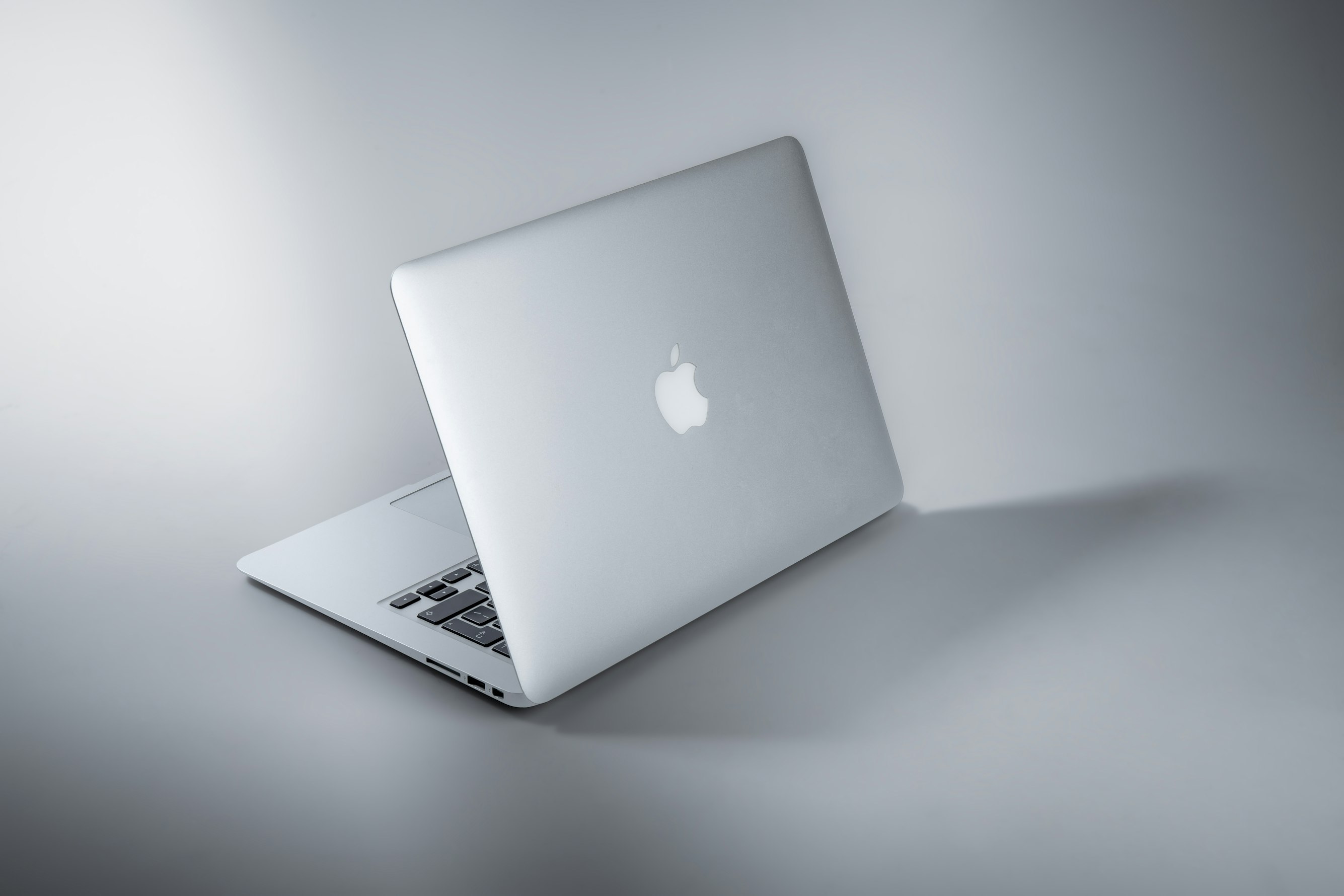 All'asta i cimeli di Steve Jobs: Dal primo assegno al papillon